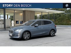 BMW 2-serie Active Tourer - 225e xDrive Automaat / Trekhaak / Sportstoelen / Achteruitrijcamera / Adaptieve LED / Comf