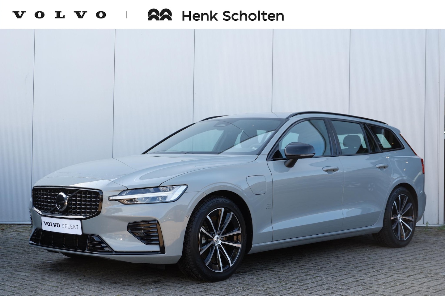 Volvo V60 - T6 Plug-in hybrid AWD Plus Dark | Verwarmbare Voorstoelen en Stuurwiel | Semi-Elektrische - AutoWereld.nl