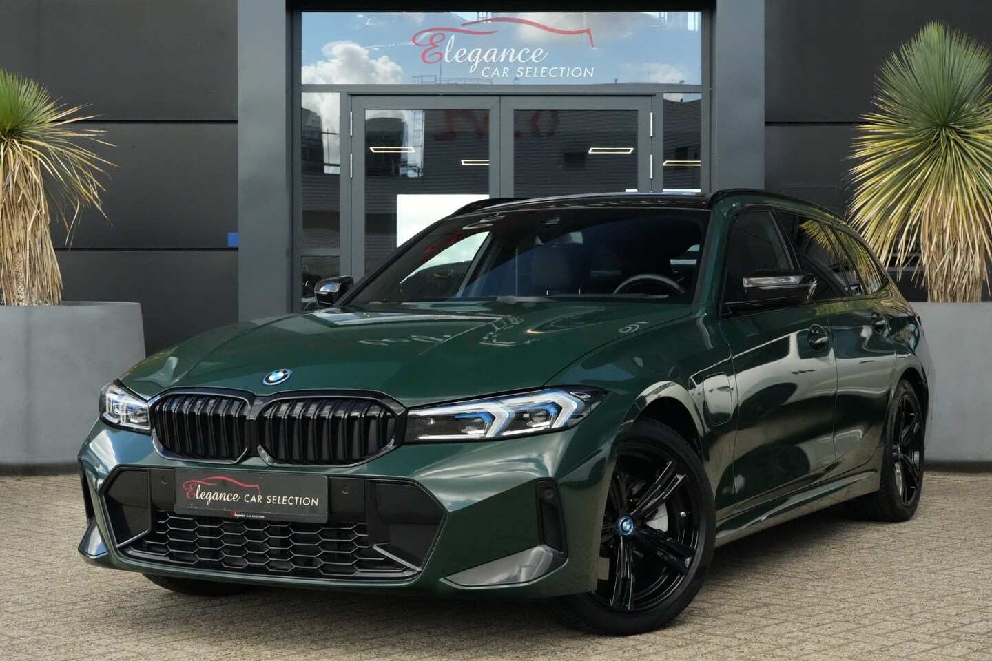 BMW 3-serie Touring - 330e M Sport High Executive 292pk Navigatie/Stoelverwarming/Camera - AutoWereld.nl