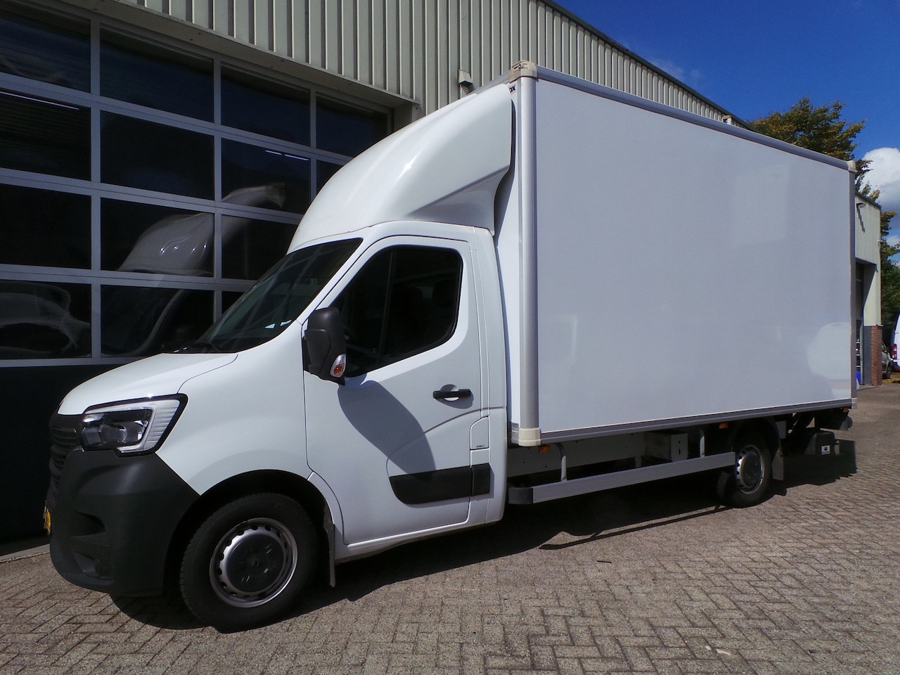 Renault Master - T35 2.3 dCi 146pk Bakwagen+Laadklep Airco,Cruise,3 persoons.Enz L420cm B214cm H230cm - AutoWereld.nl