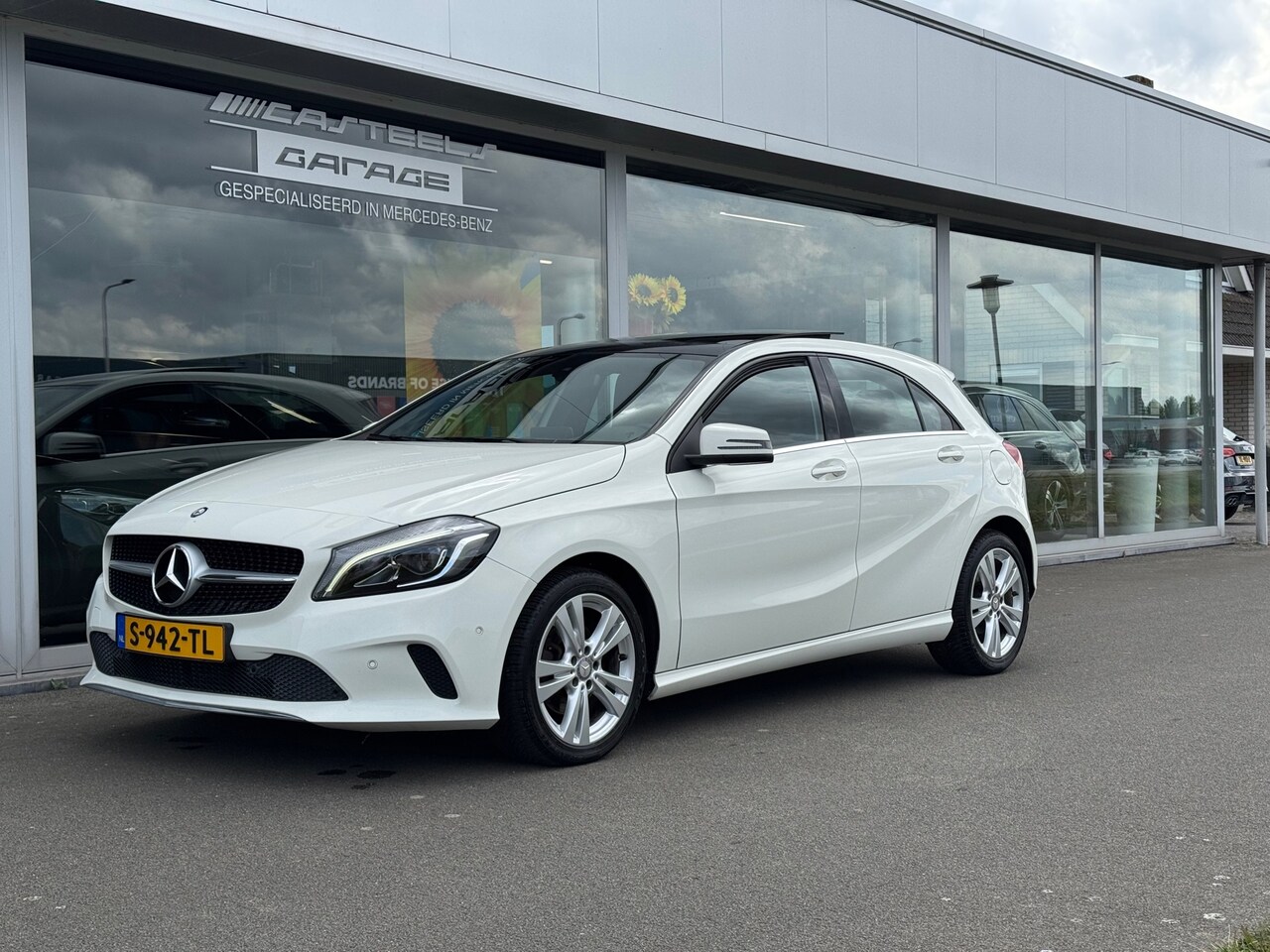 Mercedes-Benz A-klasse - 180 Ambition Urban Automaat , panoramaschuifdak , Appel-carplay - AutoWereld.nl