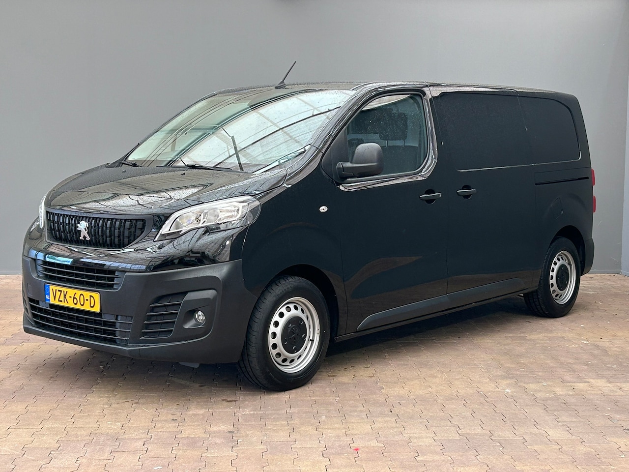 Peugeot Expert - 2.0 BlueHDI 145 S&S L2 Automaat | 2 zitplaatsen rechtsvoor | Achterklep met ruit | Airco - AutoWereld.nl