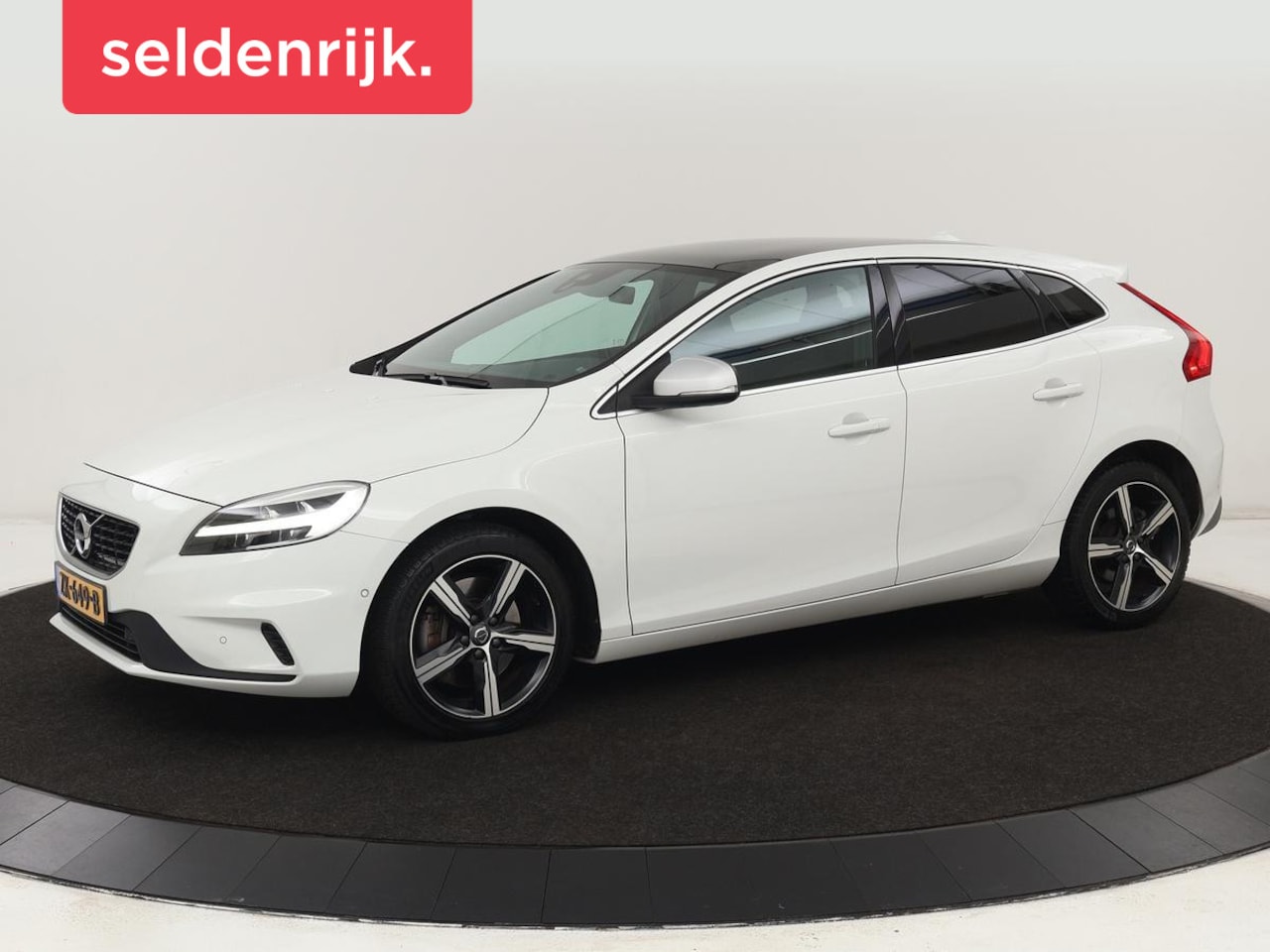 Volvo V40 - 1.5 T3 Polar+ Sport | Panoramadak | Stoelverwarming | Camera | Full LED | Navigatie | Park - AutoWereld.nl