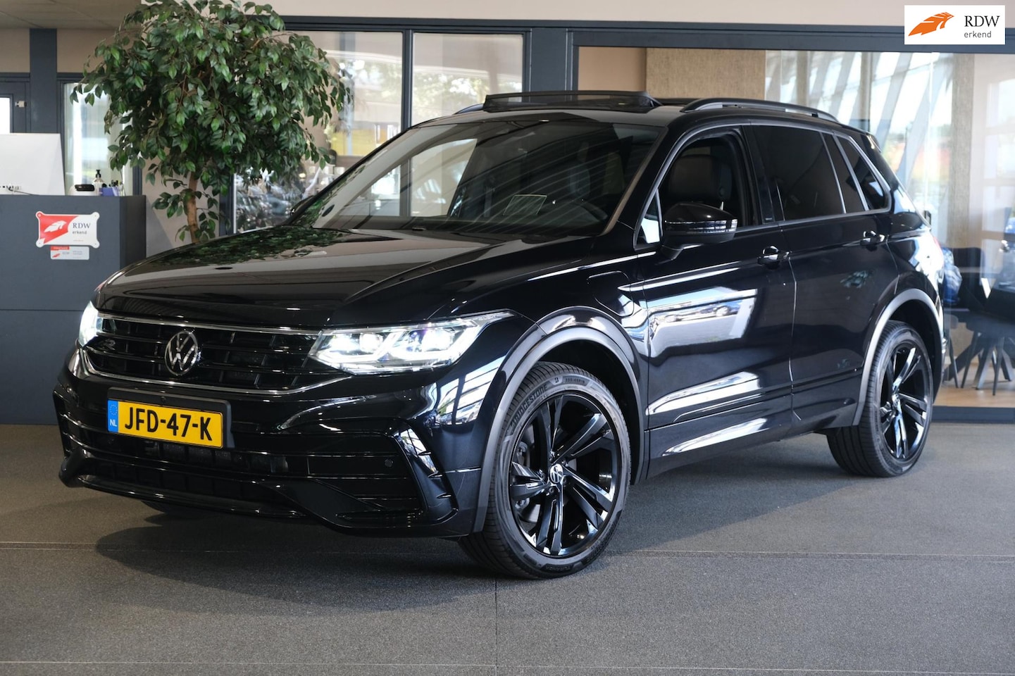 Volkswagen Tiguan - 1.4 TSI eHybrid 2x R-Line Pano Trekhaak Navi Cam - AutoWereld.nl