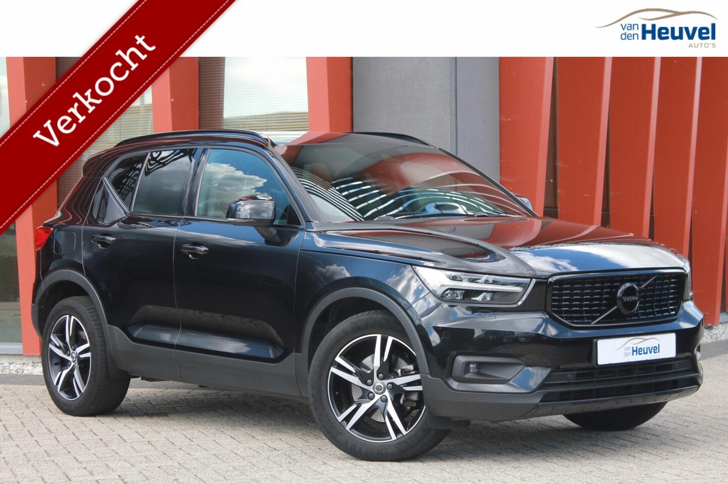 Volvo XC40 - T2 R-Design Automaat | Trekhaak | Stoelverwarming | Parkeercamera | Glossy Black | Keyless - AutoWereld.nl