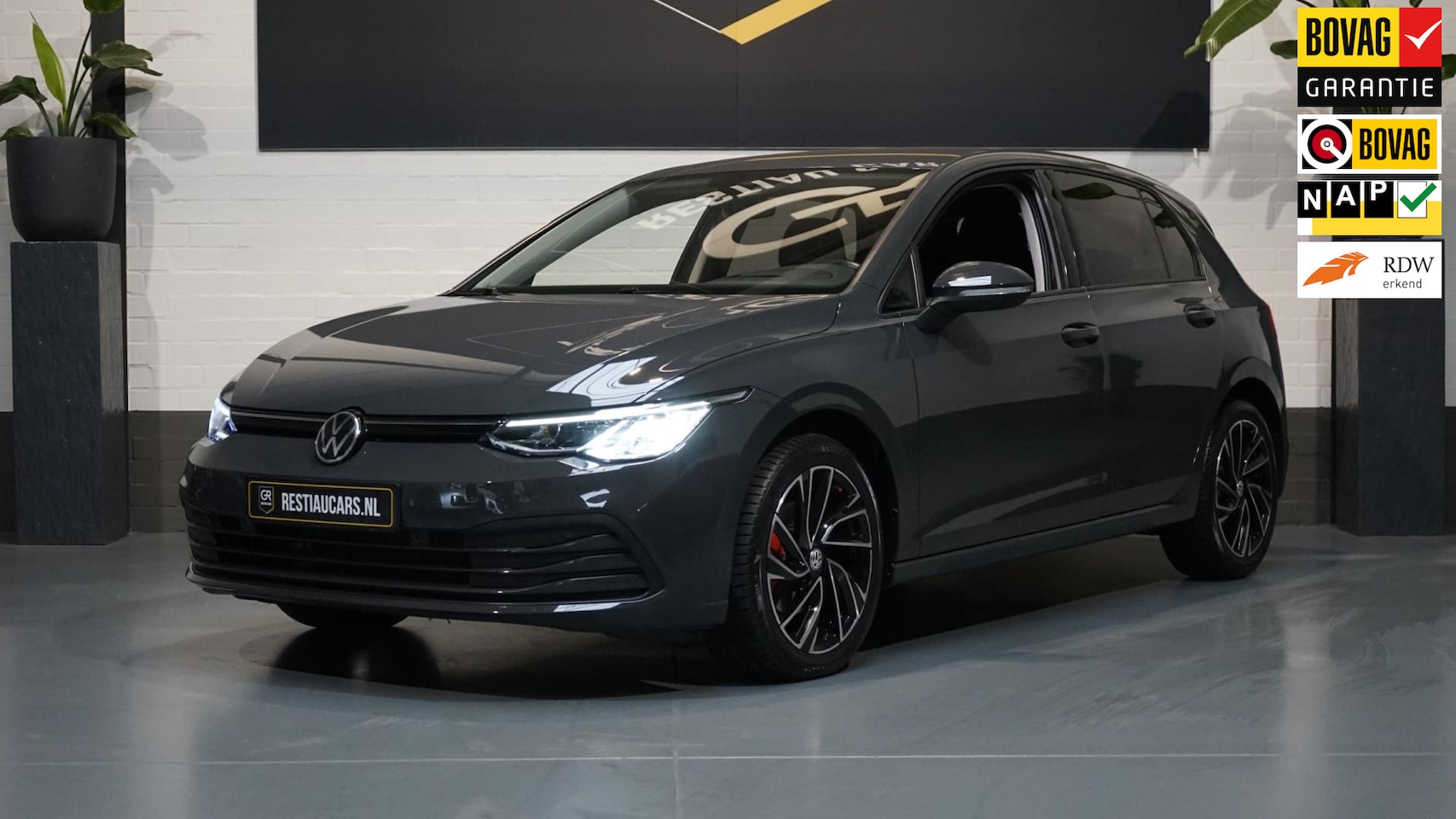 Volkswagen Golf - VIII 1.5 eTSI AUTOMAAT-AMBIANCE-CARPLAY-HEADUP-NAVIGATIE-STOELVERWARMING - AutoWereld.nl
