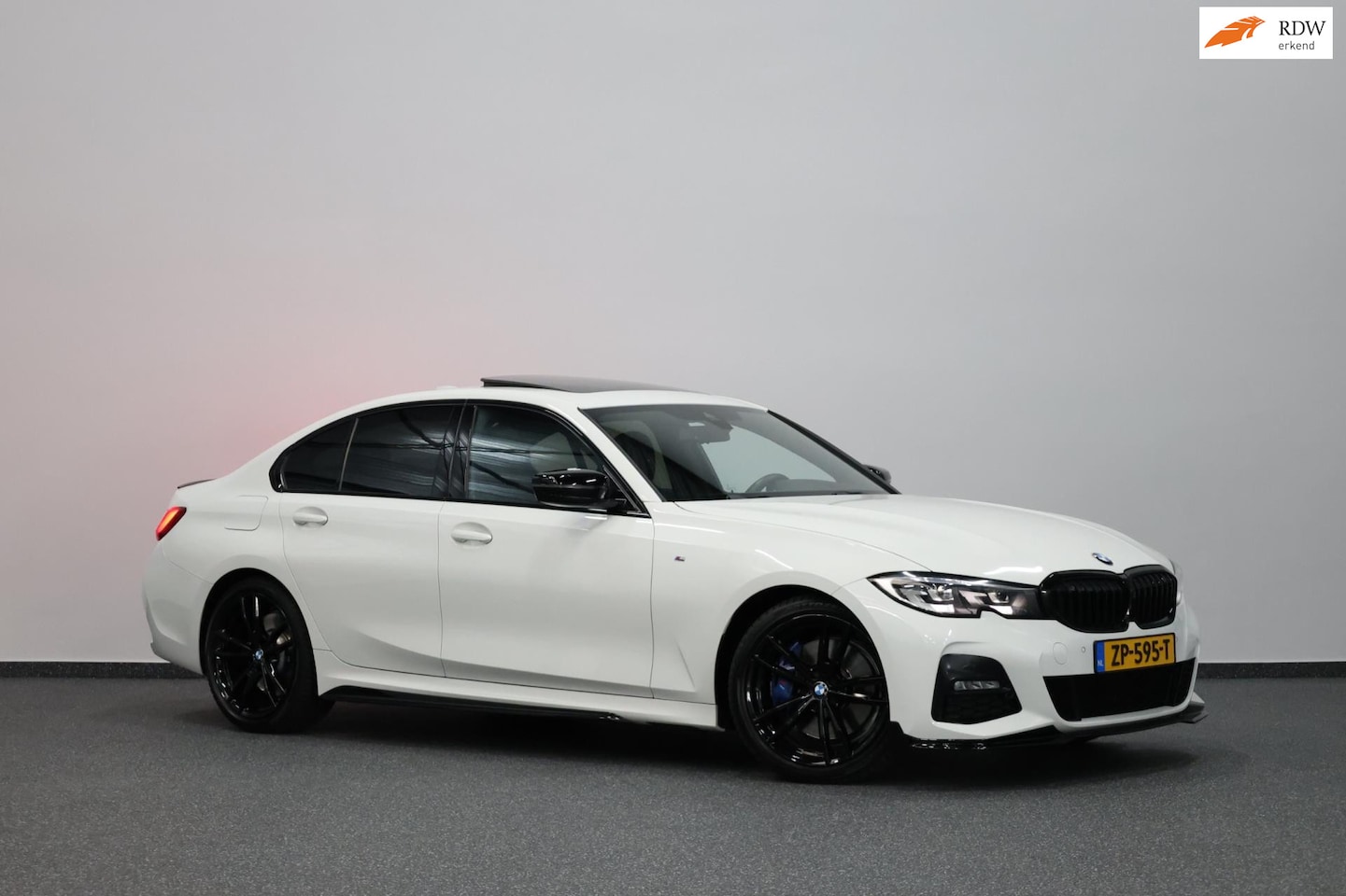 BMW 3-serie - 320i M-Sport LED/VIRTUAL/SFEER/SCHUIFDAK/HALF LEDER+S.VERWAMRING/19" LMV/PDC/CRUISE/ECC/12 - AutoWereld.nl