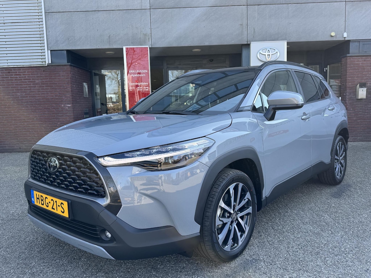 Toyota Corolla Cross - 1.8 HYBRID 140 STYLE NIEUW DIRECT LEVERBAAR PANODAK STOEL/STUURVERW KEYLESS GETINT GLAS DO - AutoWereld.nl