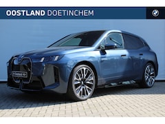 BMW iX - xDrive60 M Sport / Panoramadak Sky Lounge / Bowers & Wilkins / M Multifunctionele Stoelen