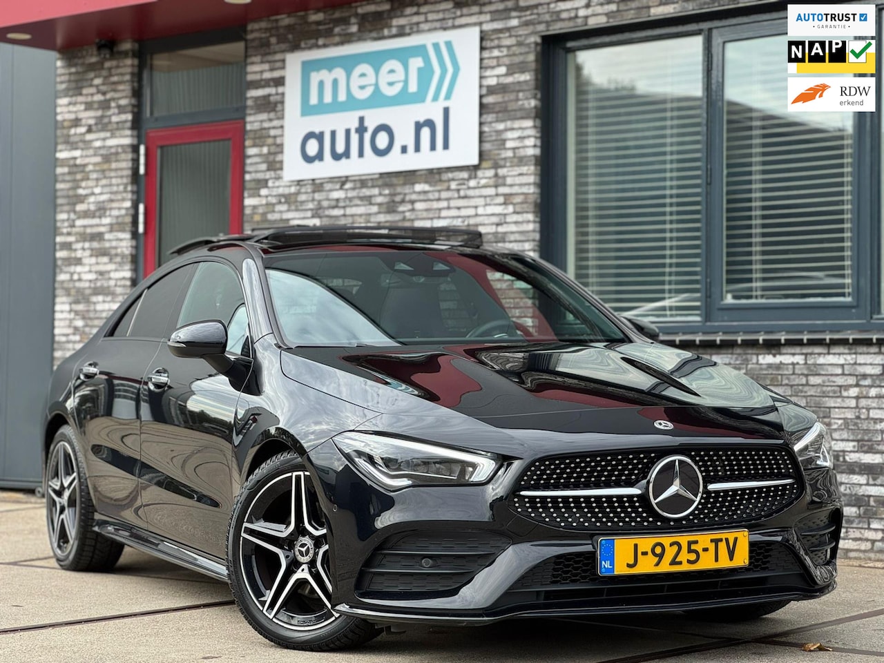 Mercedes-Benz CLA-Klasse - 180 AMG PANO l SFEER l MATRIX l KEYLESS l CAMERA l EL-STOEL l TREKHAAK l LANE/SIDE l CARPL - AutoWereld.nl