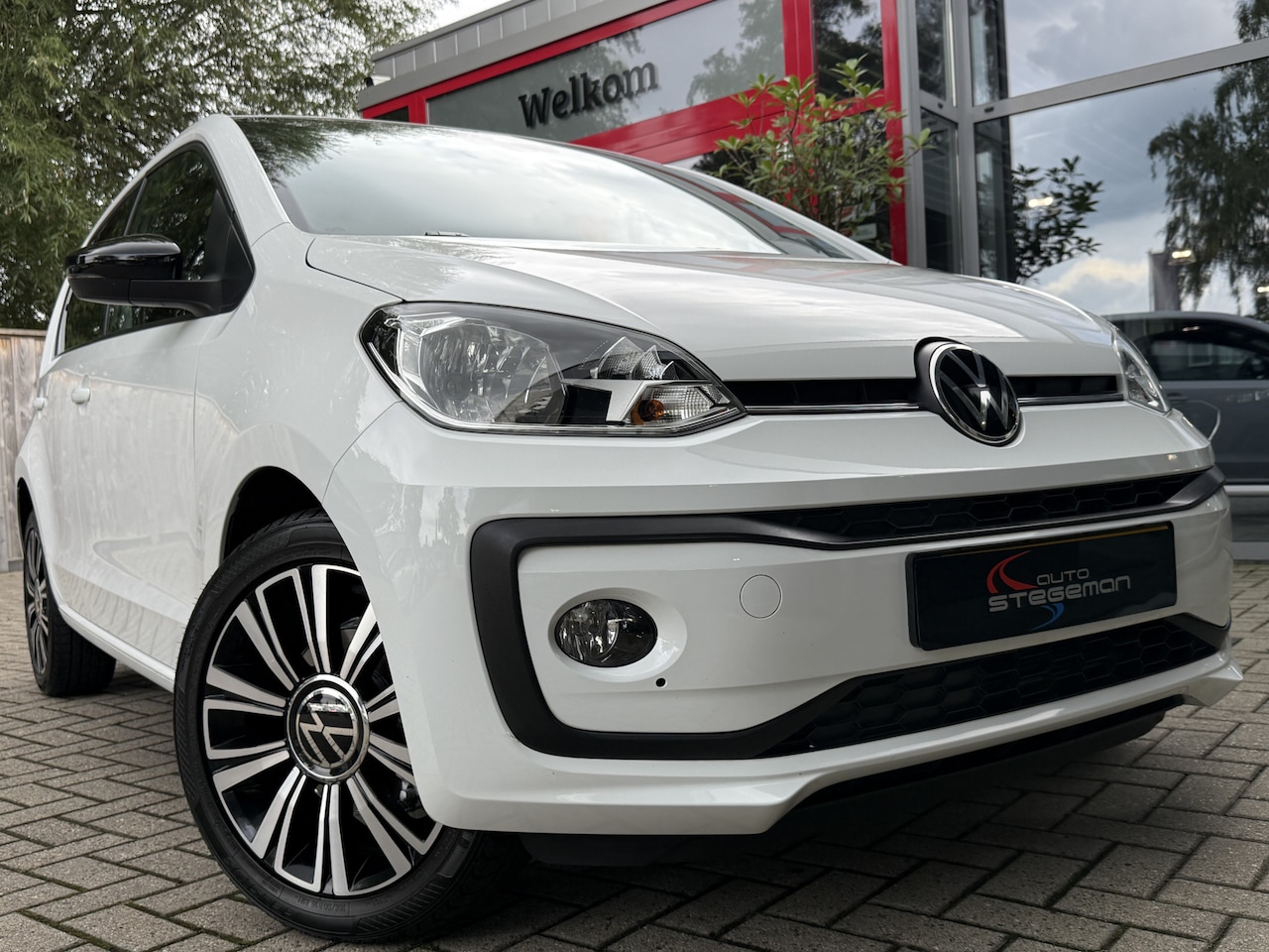 Volkswagen Up! - 1.0 5 DEURS *!* HIGH UP *!* NAVI/ CRUISE/ CAMERA/ 16 INCH/ PRIVACY GLAS *!* - AutoWereld.nl