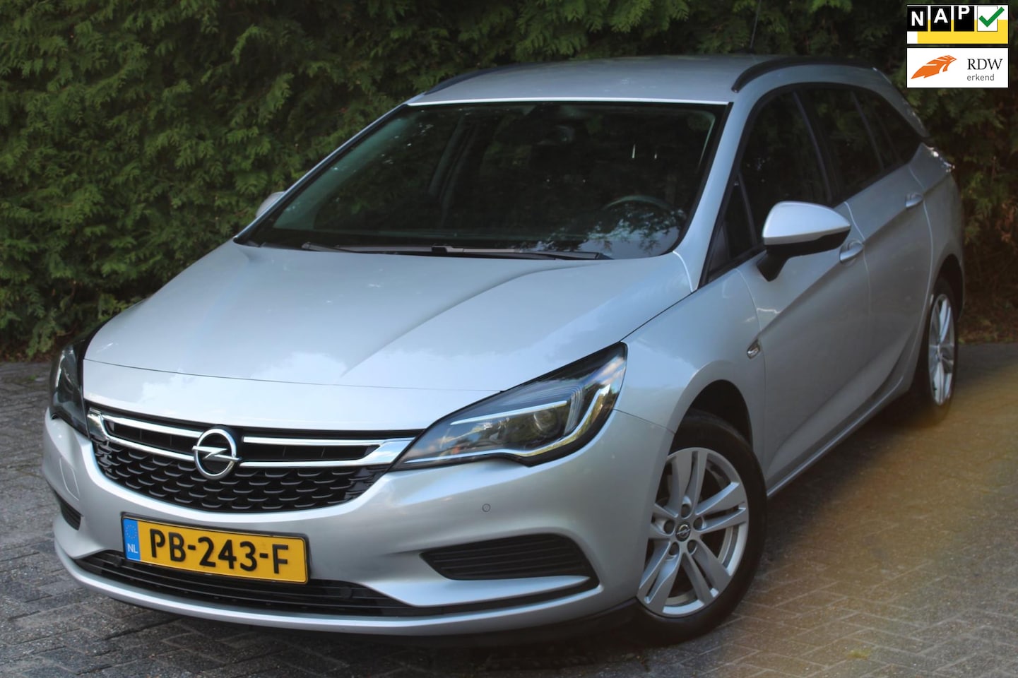 Opel Astra Sports Tourer - 1.4 Turbo Online Edition 150PK | Parkeersensoren | Trekhaak | Airco | Cruise Control - AutoWereld.nl