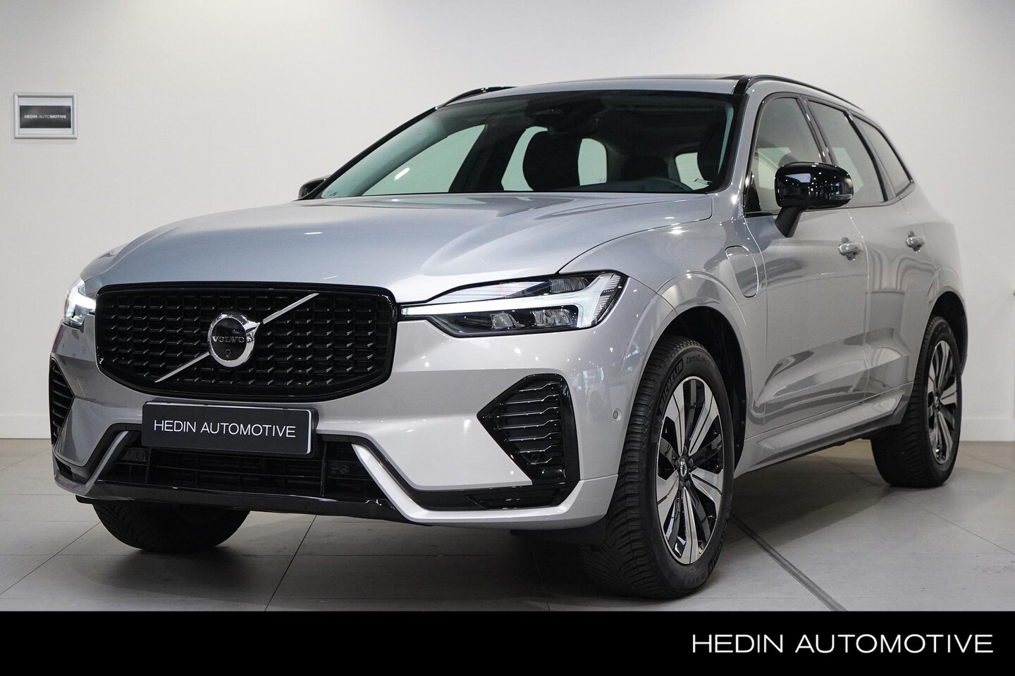 Volvo XC60 - T6 Plug-in hybrid AWD Plus Dark 350pk | Panoramadak | Verwarmbare voorstoelen + Stuurwiel - AutoWereld.nl