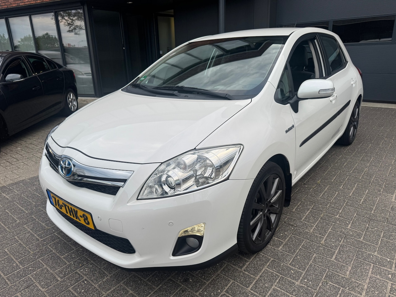 Toyota Auris - 1.8 Full Hybrid Executive NAVI LEDER CAMERA TREKHAAK CRUISE ORIG NL NAP - AutoWereld.nl