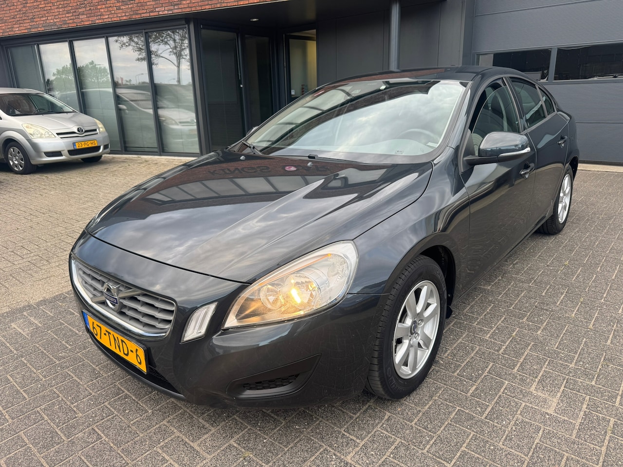 Volvo S60 - 1.6 T3 Kinetic AUTOMAAT CRUISE PDC COMPLEET DEALER ONDERHOUDEN - AutoWereld.nl