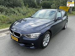 BMW 3-serie Touring - 320i AUTOMAAT/LEDER INTERIEUR/BREEDBEELD NAVIGATIE/XENON/NIEUWE APK LEUKE AUTO RIJDT EN SC