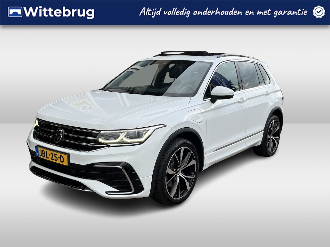 Volkswagen Tiguan - 1.4 TSI eHybrid R-Line / AUTOMAAT/ 245 PK/ PANO/ LEER/ STUUR+STOEL VERWARM./ ELEK. ACHTERK - AutoWereld.nl