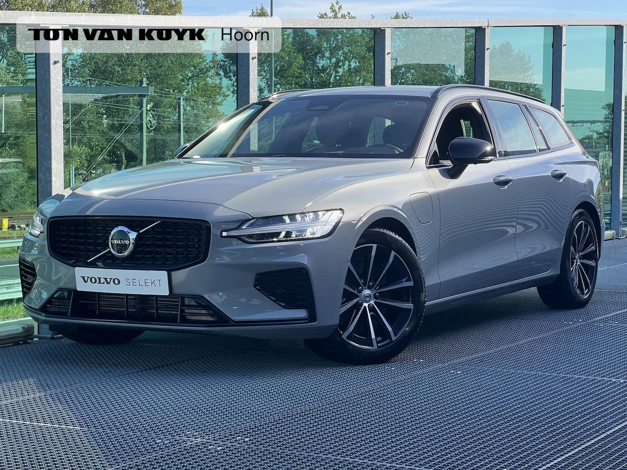 Volvo V60 - 2.0 T6 Plug-in hybrid AWD Plus Dark PHEV, Automaat, Trekhaak semi elektrisch inklapbaar, D - AutoWereld.nl