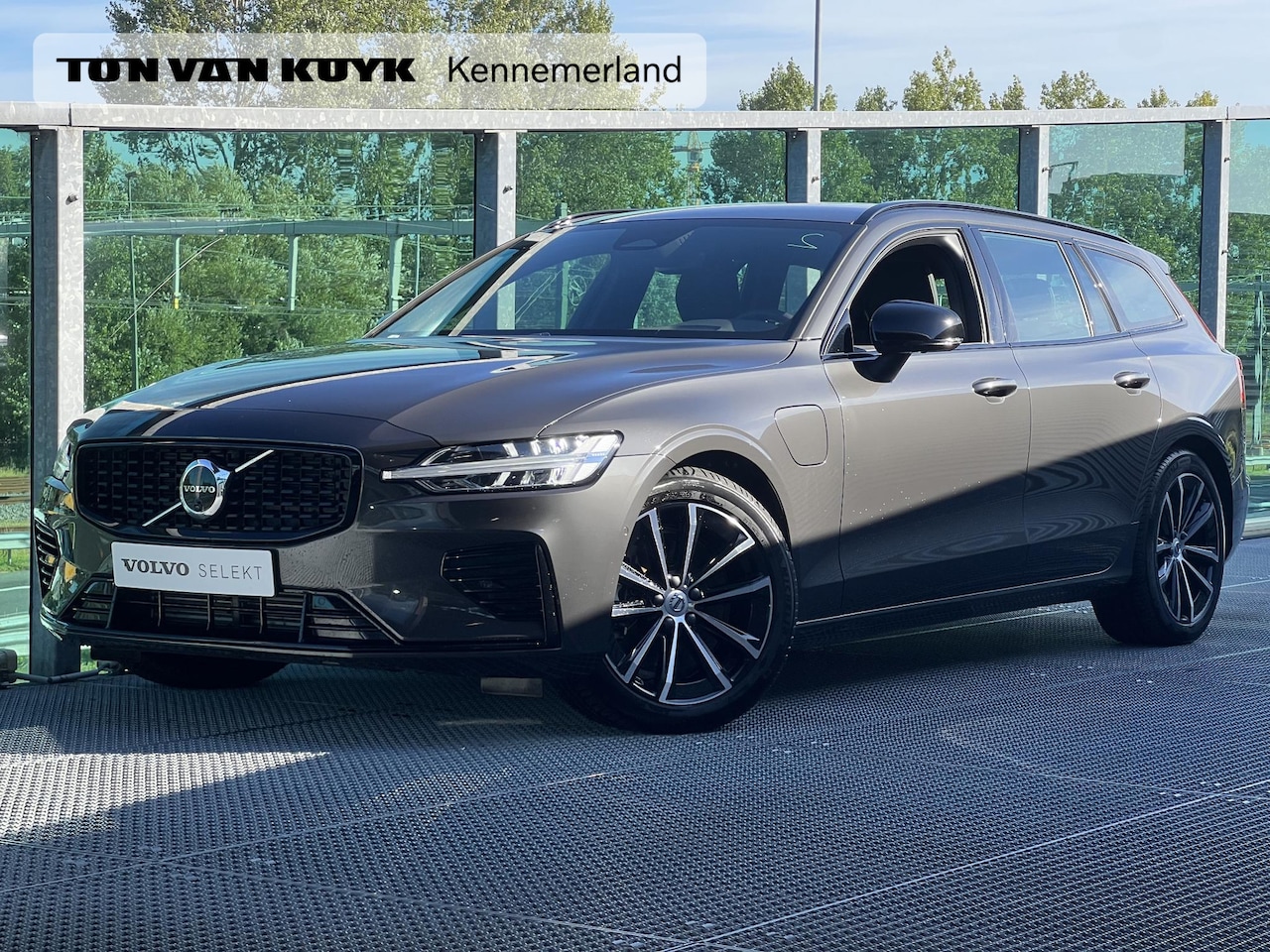 Volvo V60 - 2.0 T6 Plug-in hybrid AWD Plus Dark PHEV, Automaat, Trekhaak semi elektrisch inklapbaar, S - AutoWereld.nl