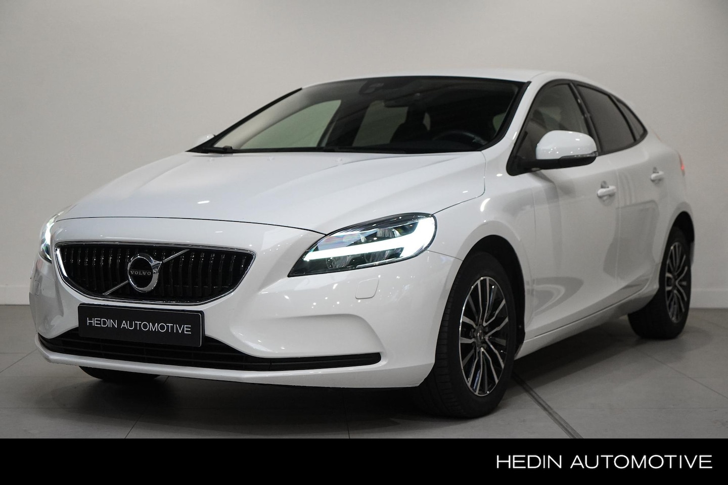 Volvo V40 - T3 Nordic+ Automaat 152pk | Navigatie | 17"inch LMV | Stoelverwarming voor en achter | Par - AutoWereld.nl