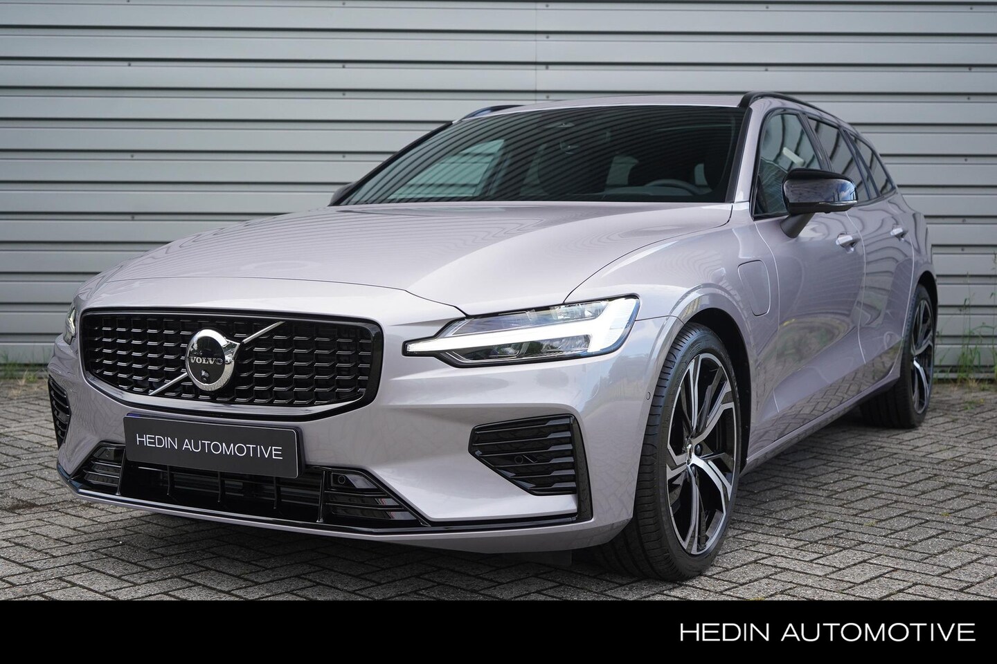 Volvo V60 - 2.0 T6 Plug-in hybrid AWD Plus Dark 360 Camera | Getint Glas | Glazen Schuifdak | Harman/K - AutoWereld.nl