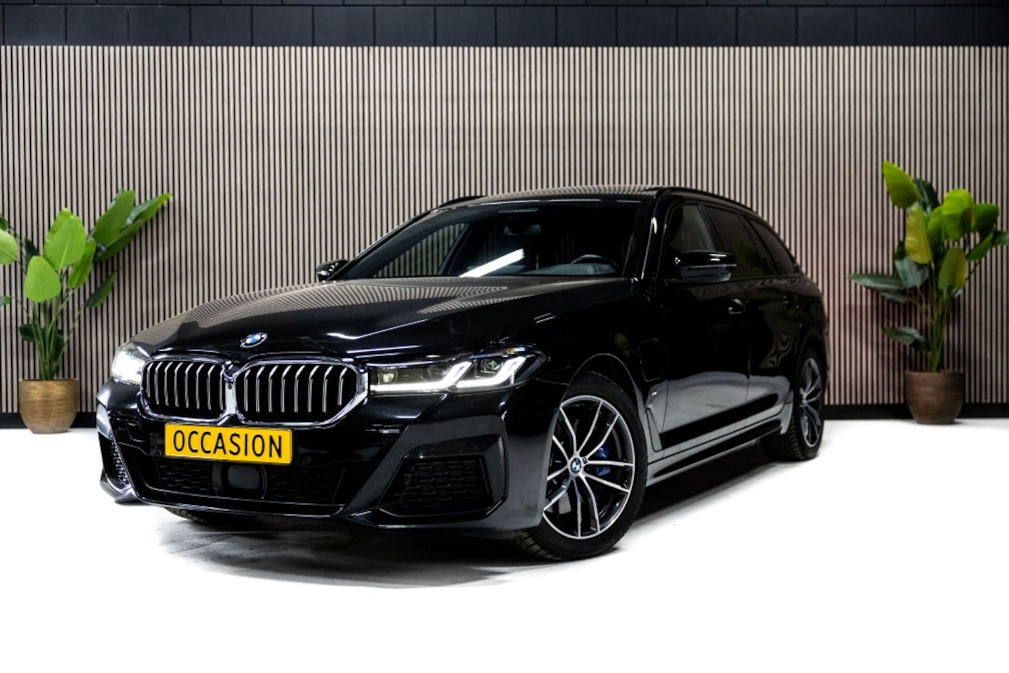 BMW 5-serie Touring - 5er - 530 e xDrive M Sport | H&K | Pano | Trekhaak | - AutoWereld.nl