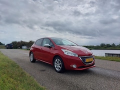 Peugeot 208 - 1.2 PureTech Style Pack. PARKEERSENSOREN, AIRCO, CRUISE, NAV e.d