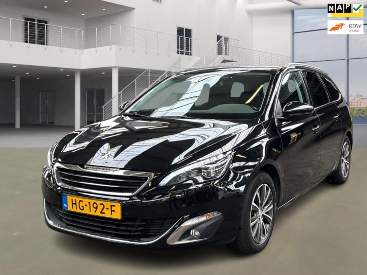 Peugeot 308 SW - 1.2 PureTech Blue Lease Premium/pano/navi/psensor/trekhaak/ - AutoWereld.nl
