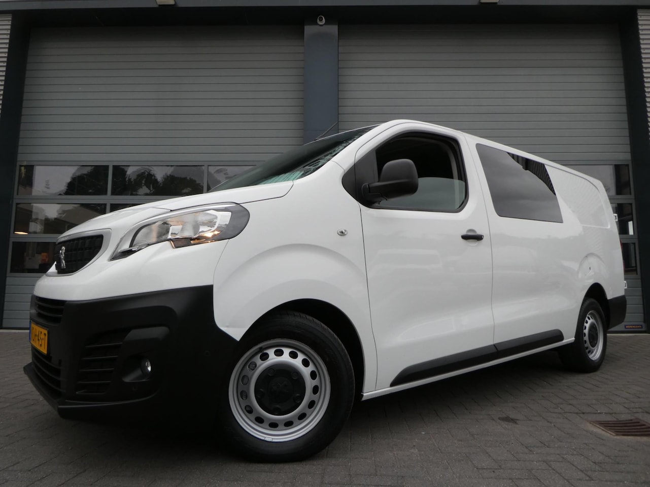 Peugeot Expert - 2.0 BlueHDI 180 DC dubbel cabine automaat 6 zits - AutoWereld.nl