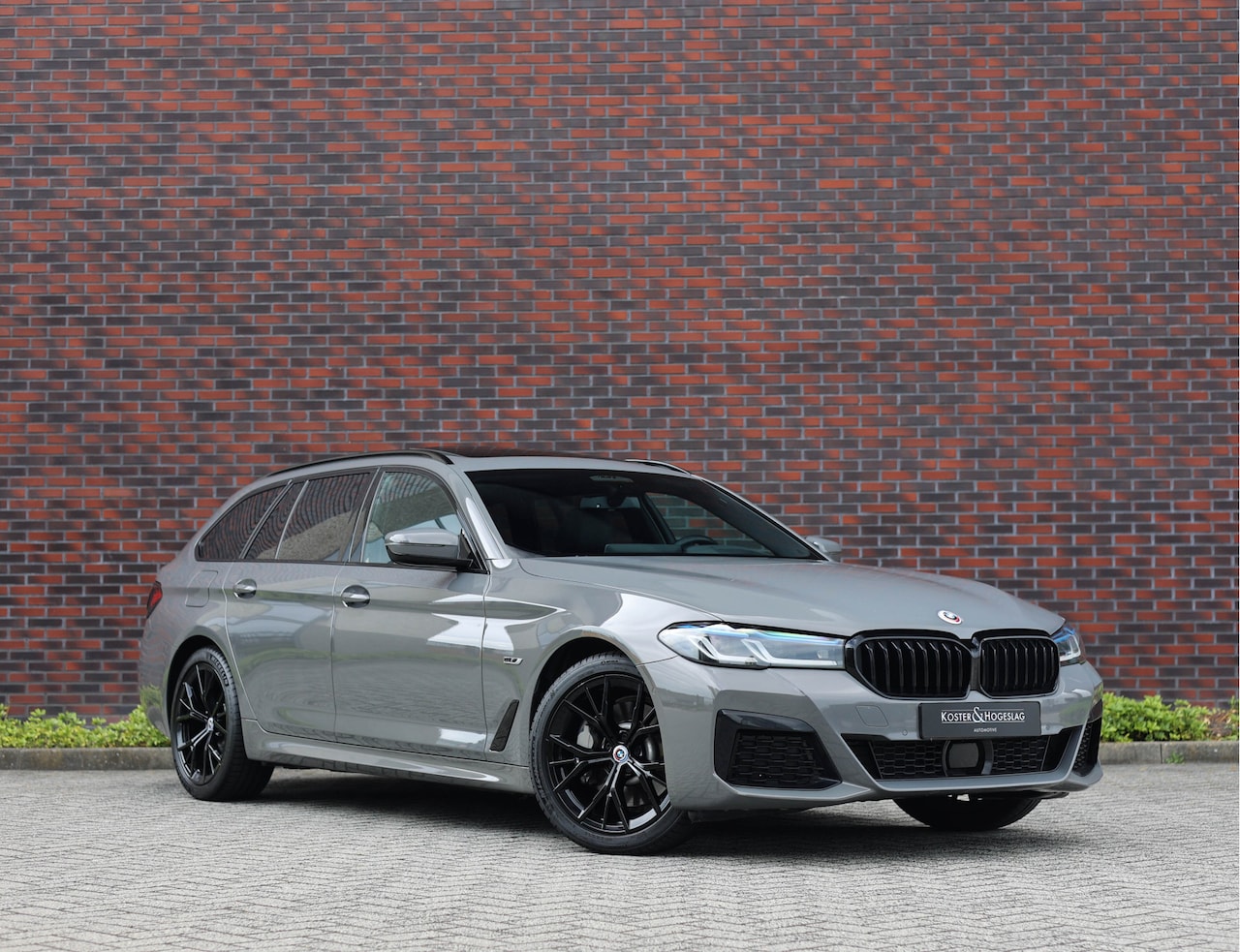 BMW 5-serie Touring - 530e xDrive | Pano - H/K - Laser - Trekhaak - AutoWereld.nl