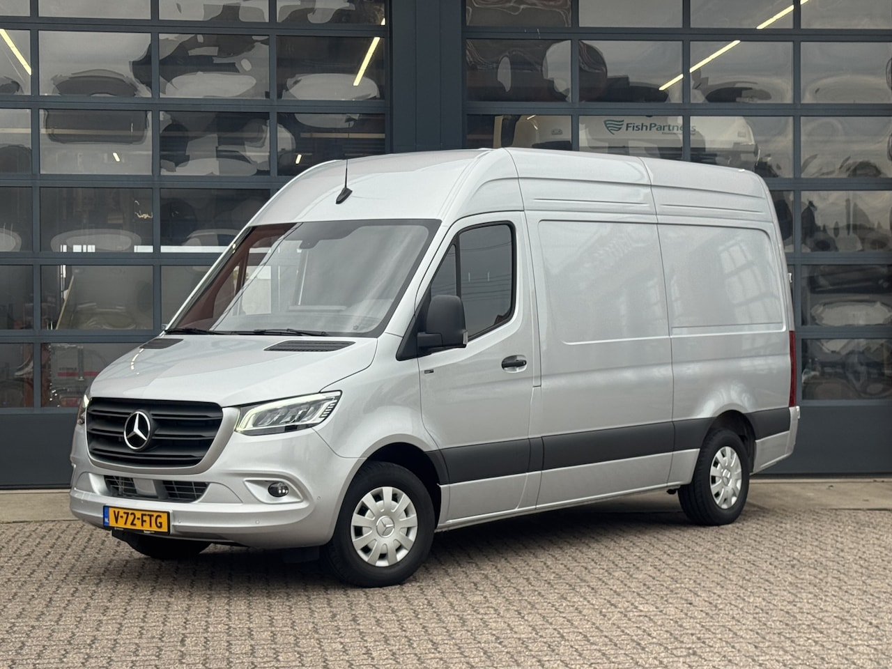 Mercedes-Benz Sprinter - 317 L2H2 | LED | 3,5t AHWG | 10"Mbux | Camera | Certified 24 mnd. garantie - AutoWereld.nl