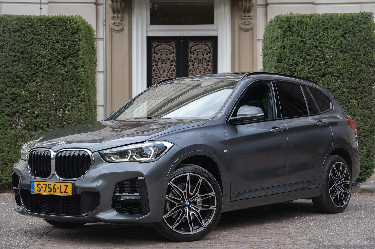 BMW X1 - sDrive20i M-SPORT | TREKHAAK | PANO | ADAPTIVE | LEDER | HUD - AutoWereld.nl