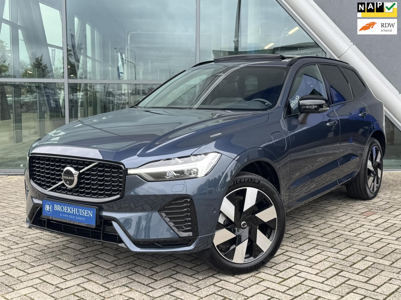 Volvo XC60 - 2.0 T6 Plug-in hybrid AWD Plus Dark 398pk Panoramadak / Harmon Kardon / 360 Camera - AutoWereld.nl
