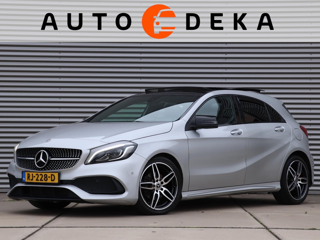 Mercedes-Benz A-klasse - 160 Ambition AMG Night Automaat *Panodak*Alcantara* - AutoWereld.nl