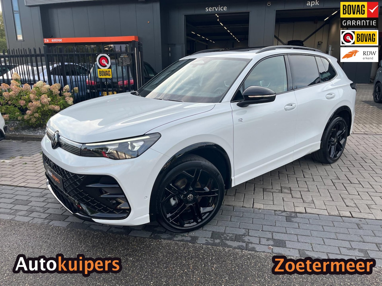 Volkswagen Tiguan - 1.5 eTSI R-line Edition | Met o.a. panoramadak, elektrisch uitklapbare trekhaak en Harman - AutoWereld.nl