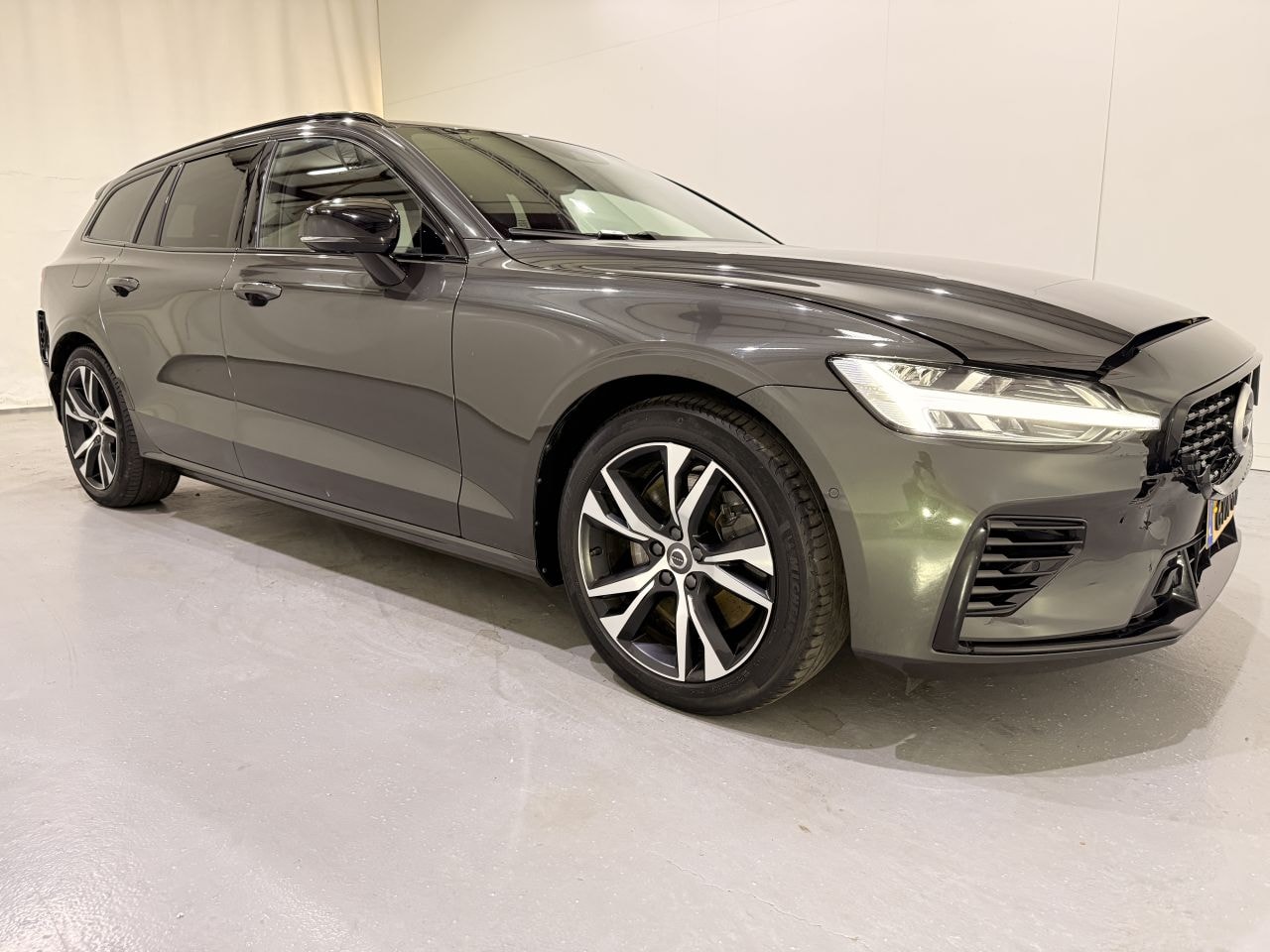 Volvo V60 - V-60 2.0 T8 Recharge PHEV R Design AWD - AutoWereld.nl