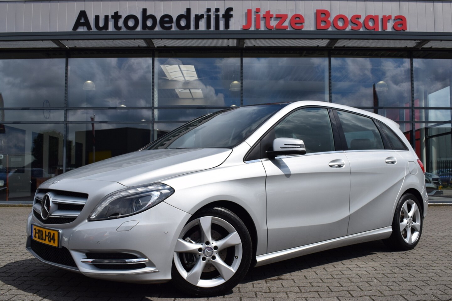 Mercedes-Benz B-klasse - 180 Automaat Ambition Half Leder | Panoramadak | Bi-Xenon | Full Map Navi | 17 Inch LMV - AutoWereld.nl