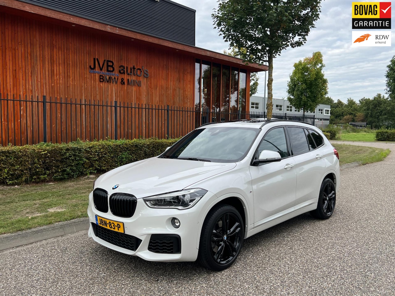 BMW X1 - XDrive20i M-sport, panoramadak, trekhaak, HUD, H&K - AutoWereld.nl