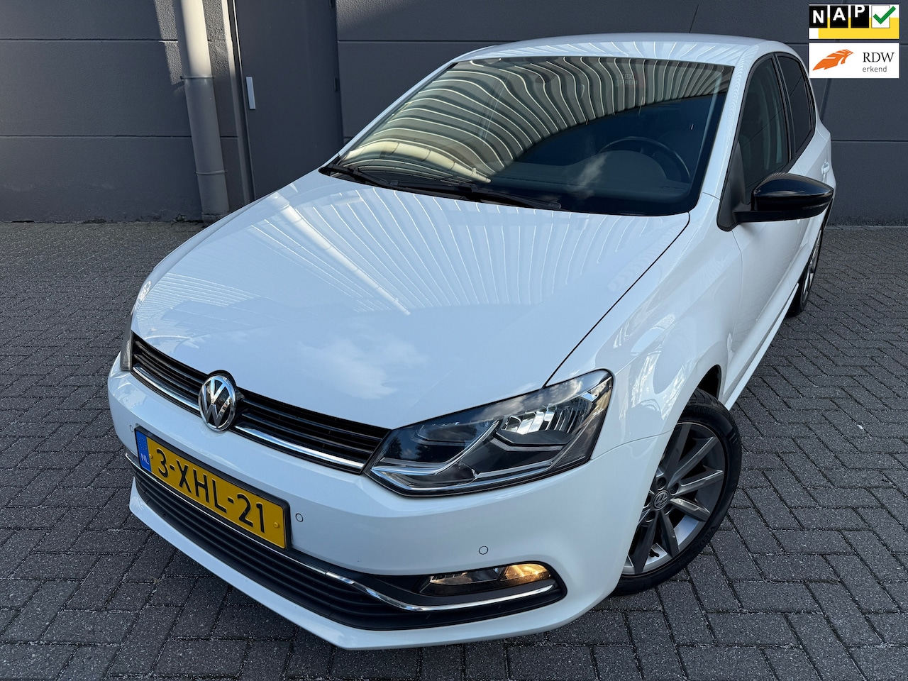 Volkswagen Polo - 1.2 TSI First Edition*AIRCO*APK*NAP*CRUISE*NAVI*PARK SENSOREN - AutoWereld.nl