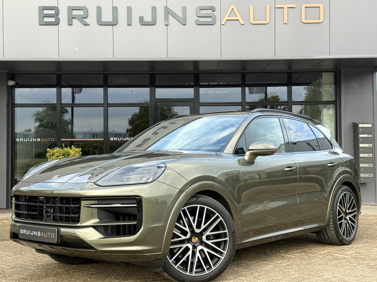 Porsche Cayenne - 3.0 E-Hybrid Aventurine Green PTS |Sport design pakket|Head-up|Trekhaak|22inch| - AutoWereld.nl