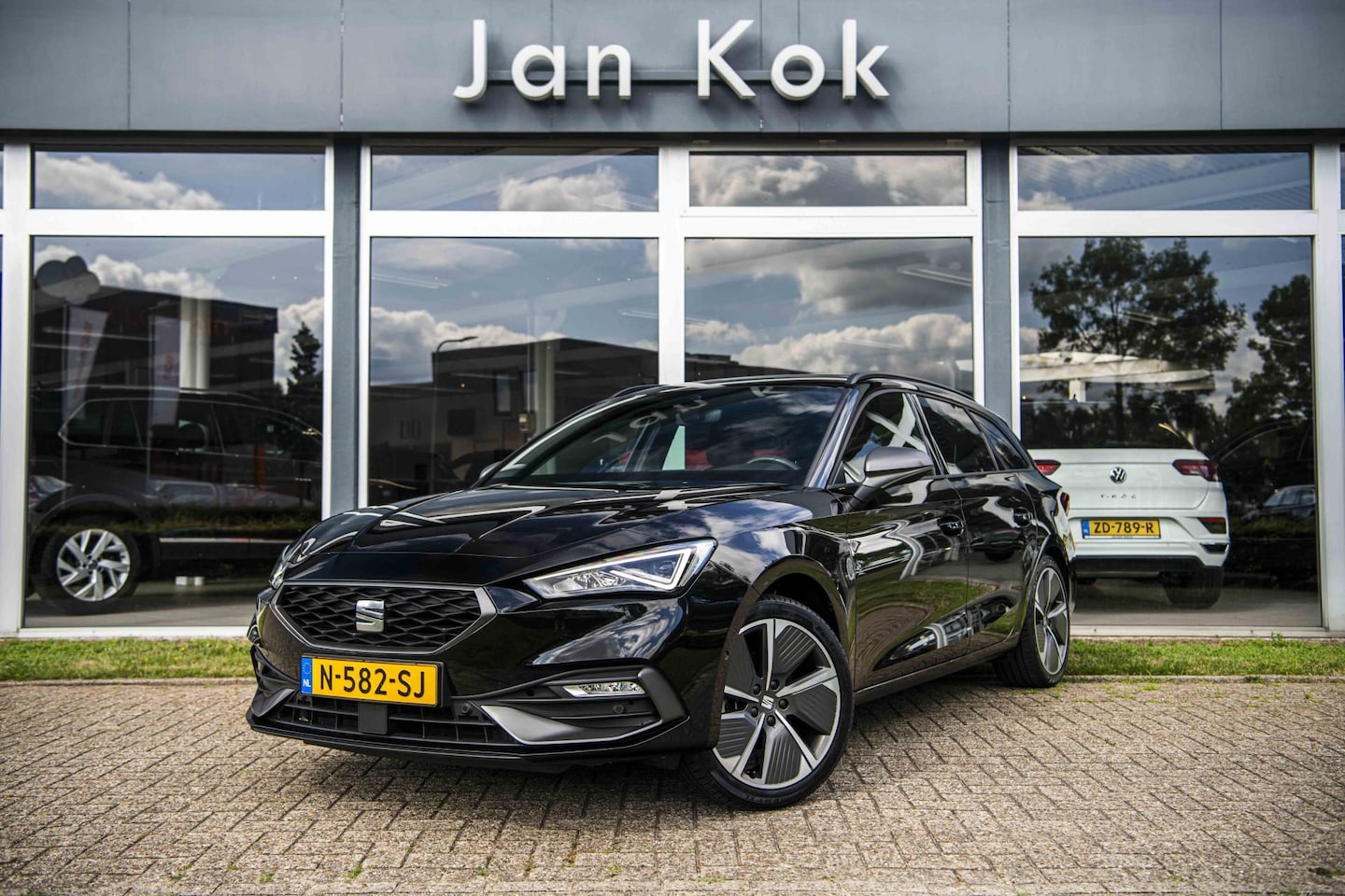 SEAT Leon Sportstourer - 1.0 TSi 110 pk FR Business Intense | 18 " | Camera | Full Link - AutoWereld.nl