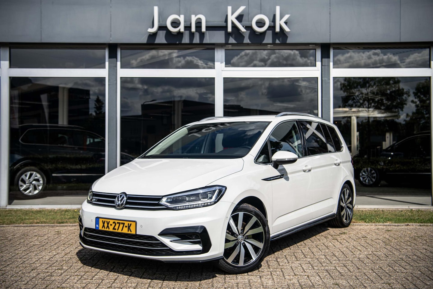 Volkswagen Touran - 1.5 TSi 150pk Highline Business R 7p | Keyless | Full LED | Camera | Stoelverwarming - AutoWereld.nl