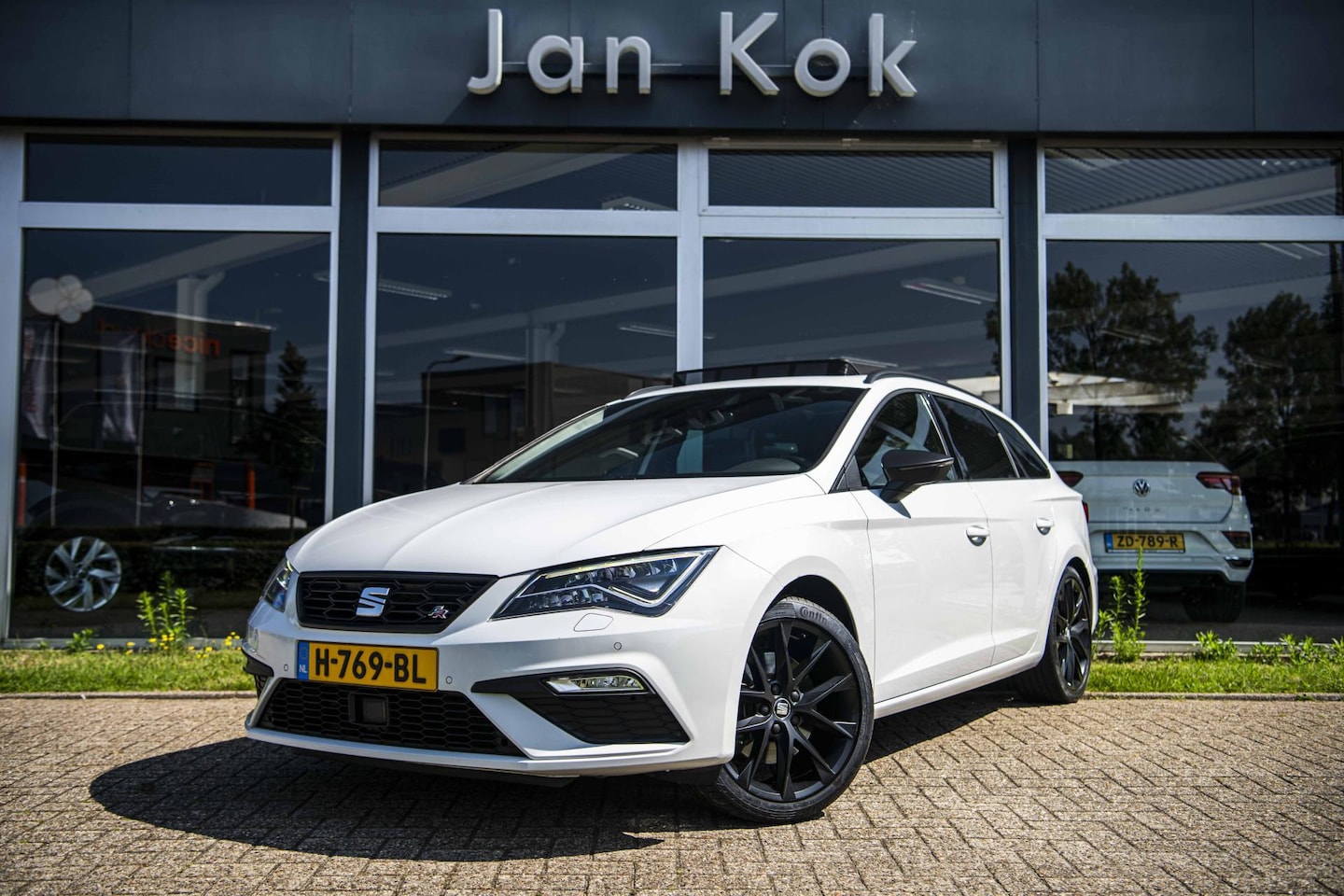 SEAT Leon ST - 1.5 TSi 150 pk FR Ultimate Edition Black | Panoramadak | Beats | Winter - AutoWereld.nl