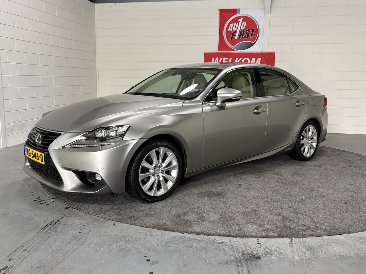 Lexus IS - 300h Luxury Line 300h Luxury Line, 100% Dealer onderhouden, Navi, Cruise, Clima, Leer stoelkoeling, Xenon, - AutoWereld.nl