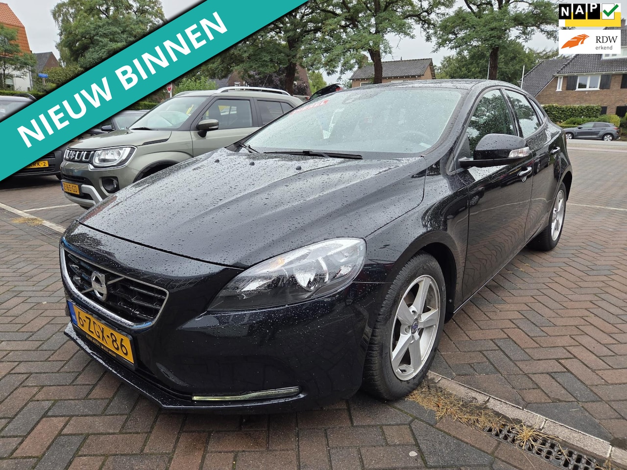 Volvo V40 - 1.6 D2 Momentum NETTE AUTO RIJDT EN SCHAKELT GOED - AutoWereld.nl