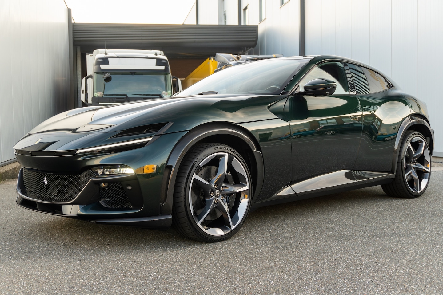 Ferrari Purosangue - V12 - Verde Zeltweg - Lift - Panorama - NEW - AutoWereld.nl