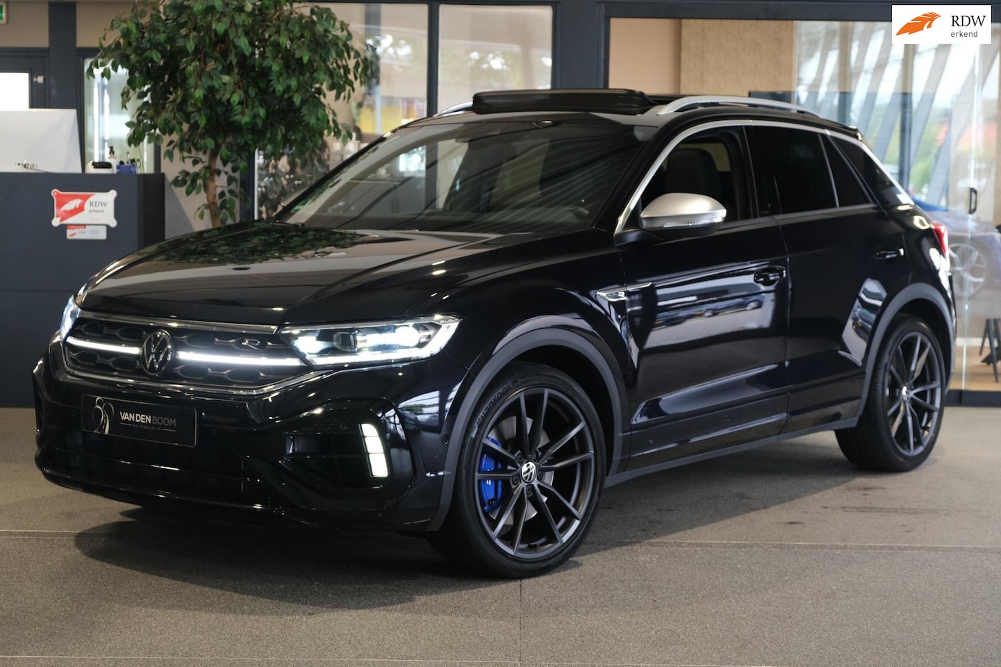 Volkswagen T-Roc - 2.0 TSI R 4Motion Facelift Pano Akra Leder Cam Navi - AutoWereld.nl