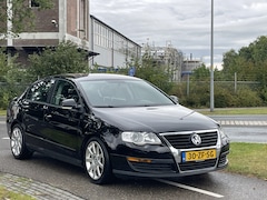 Volkswagen Passat - 1.6 Businessline | Navigatie | Trekhaak | 2e Eigenaar NL & NAP