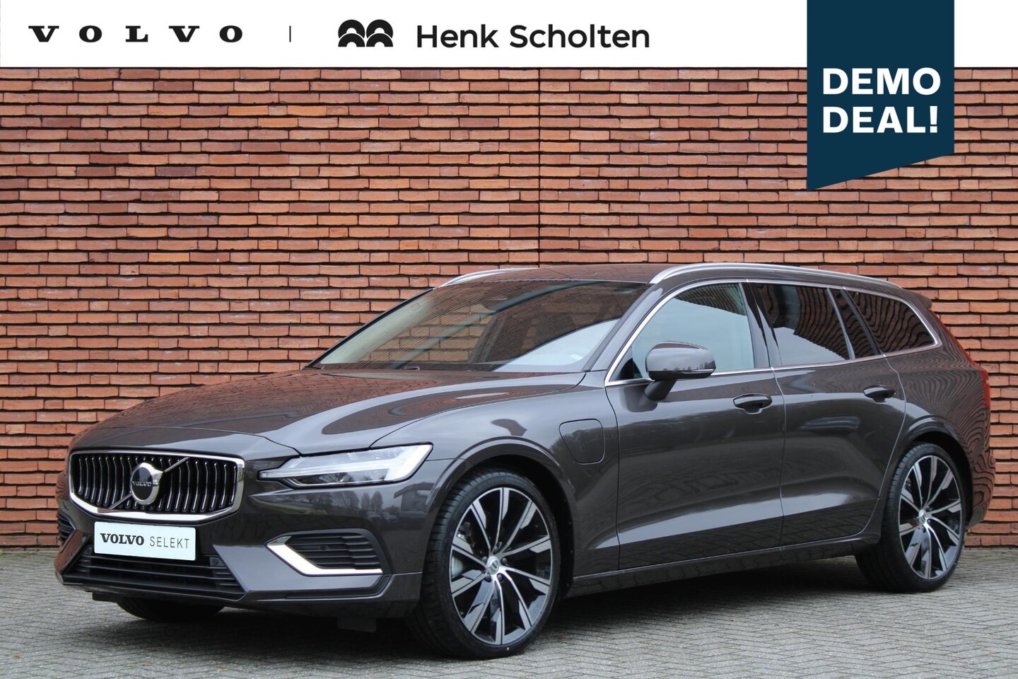 Volvo V60 - T6 AWD AUT8 350PK Essential Edition | 20" Lichtmetalen Velgen | Pre-Conditionering | Adapt - AutoWereld.nl