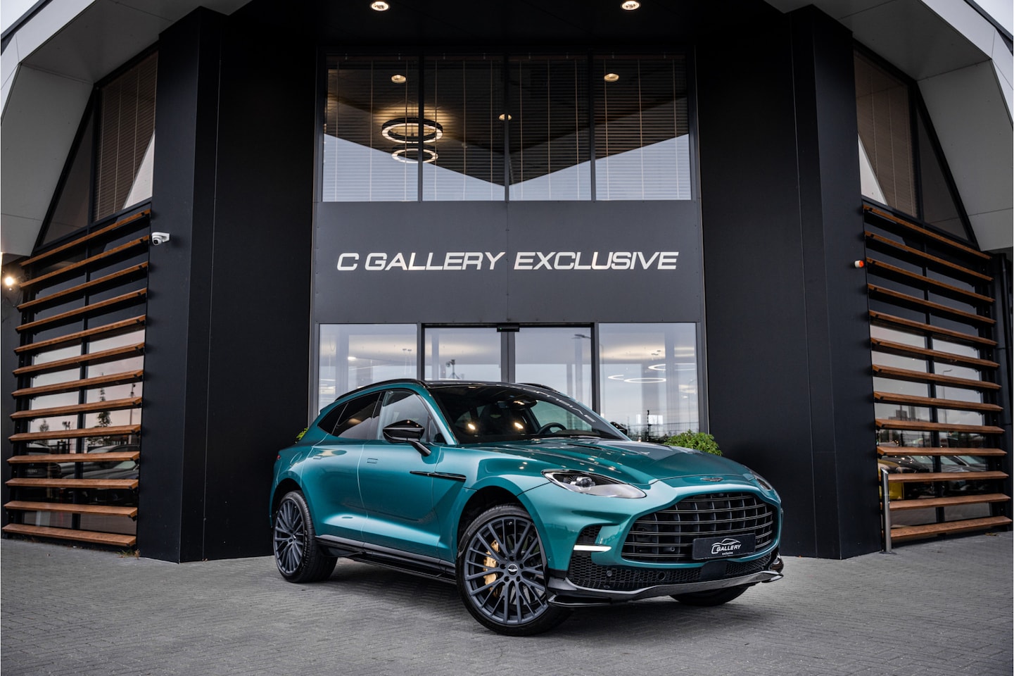 Aston Martin DBX - 4.0 V8 707 - BTW Auto | Panorama | Carbon | Keramisch | 23' inch | Stoelkoeling - AutoWereld.nl